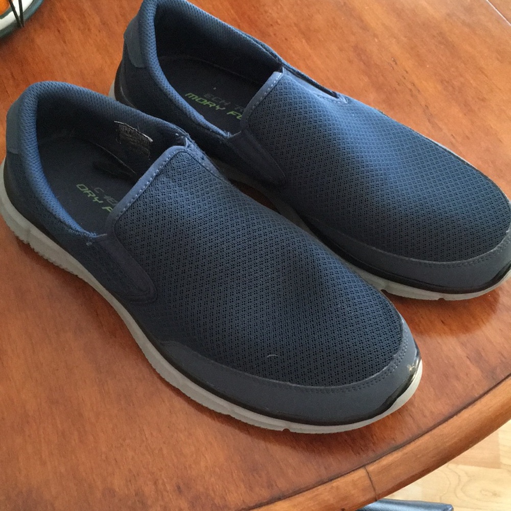 Men’s Skechers size 10 Like NEW!